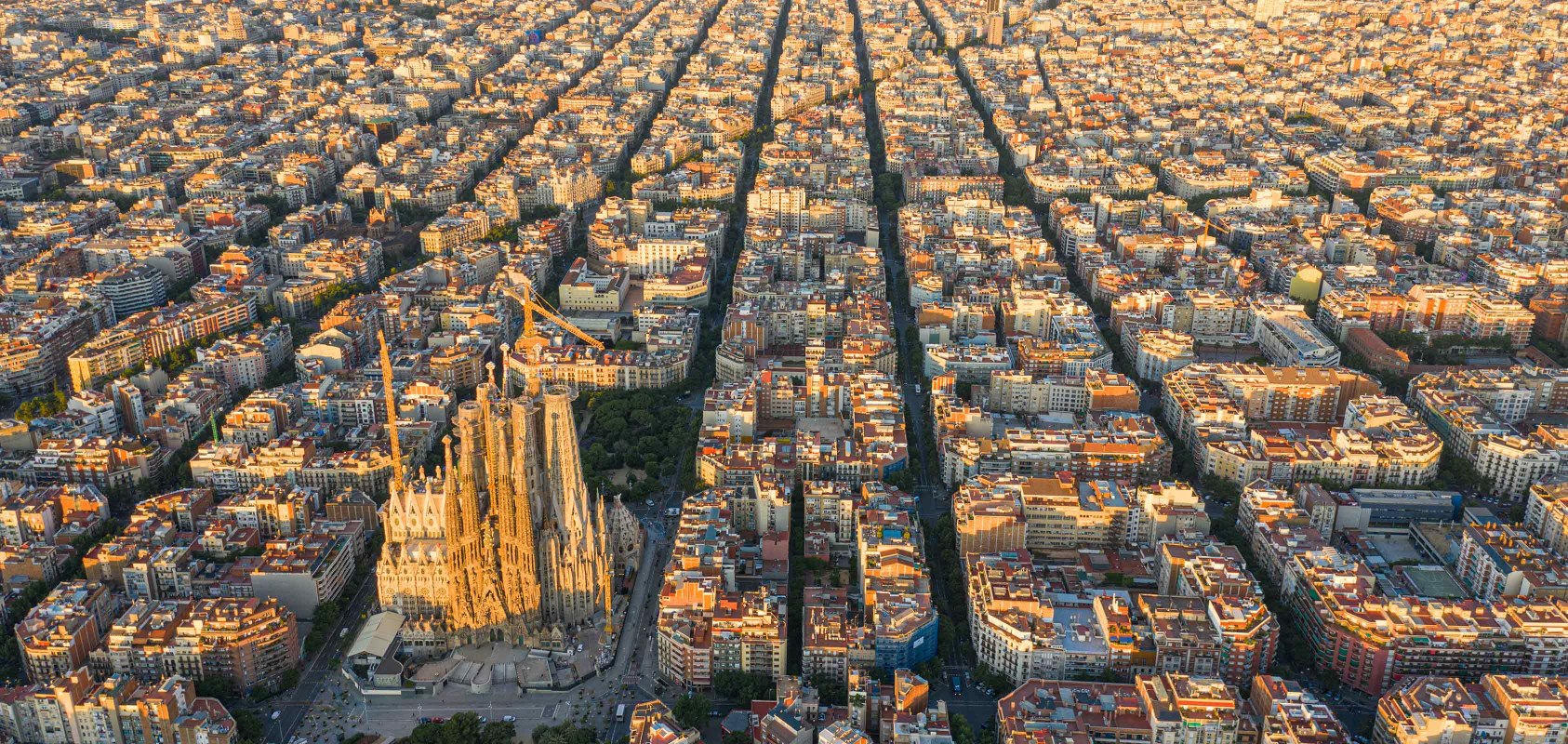 Vista dall’alto della città di Barcellona con il quartiere Eixample e la cattedrale della Sagrada Familia al centro - SEAT Una vita ricca di creatività