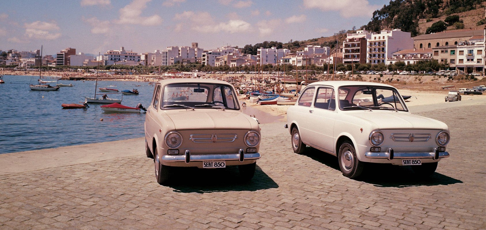 La storia del marchio SEAT: le esportazioni negli anni ’60 - Immagine dell’intestazione con modelli SEAT 850 su una spiaggia