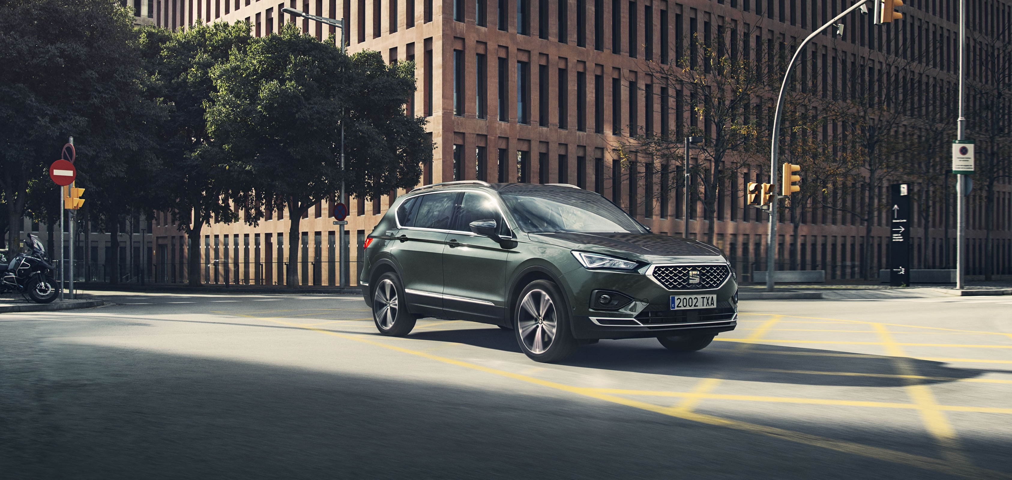 SEAT Tarraco front view allow wheels LED lights