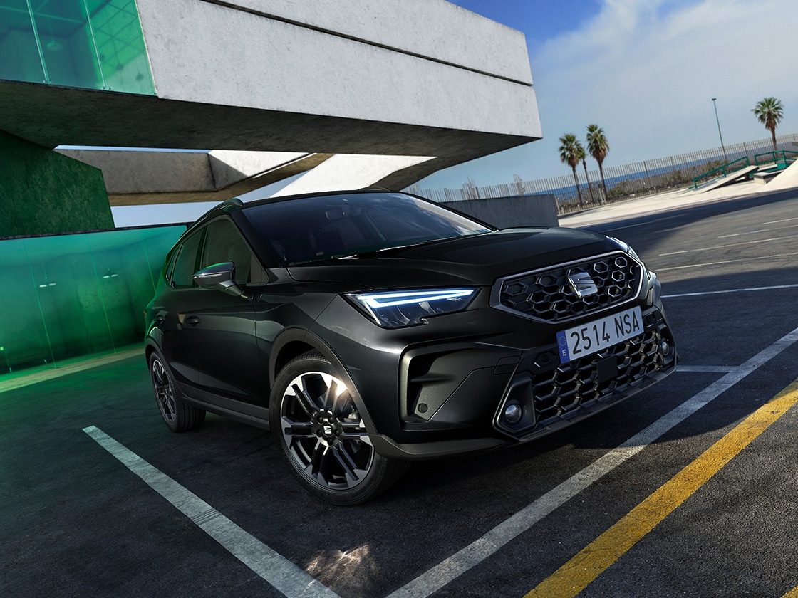 Vista laterale dell'allestimento SEAT Arona Black Edition parcheggiata all'aperto.
