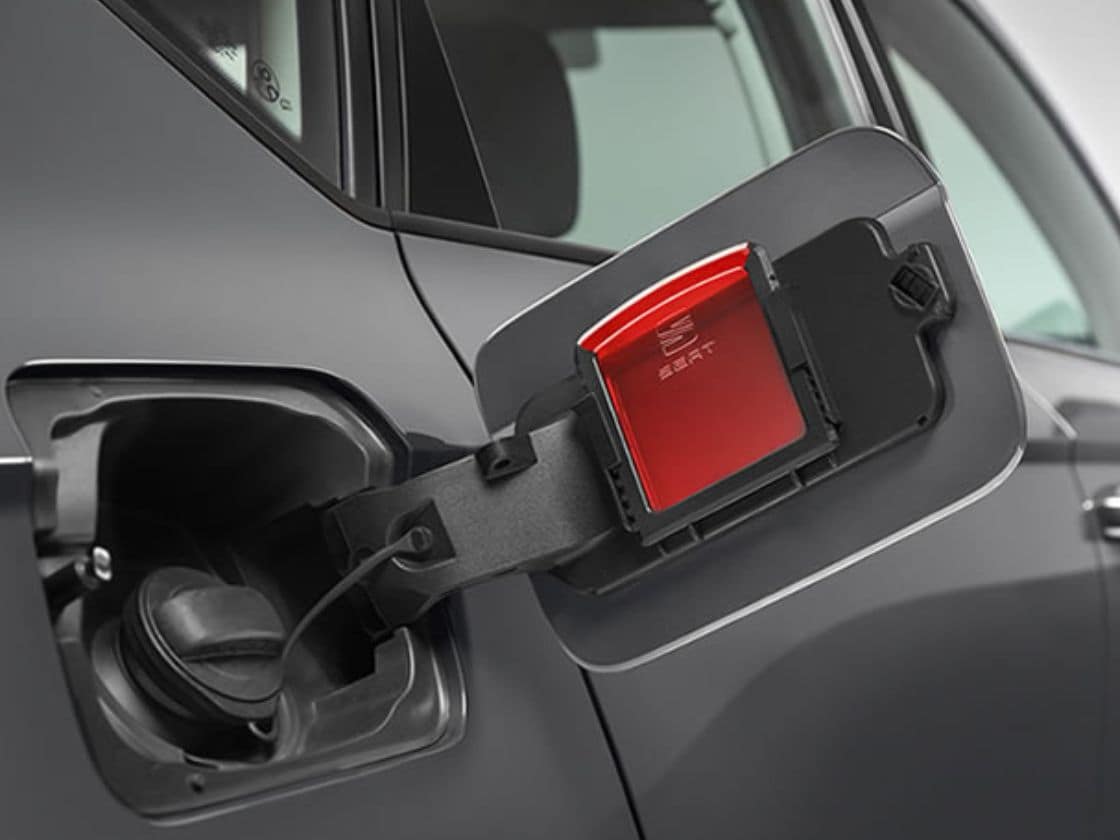 Tappeto semirigido nel bagagliaio di una SEAT Arona con una borsa da viaggio