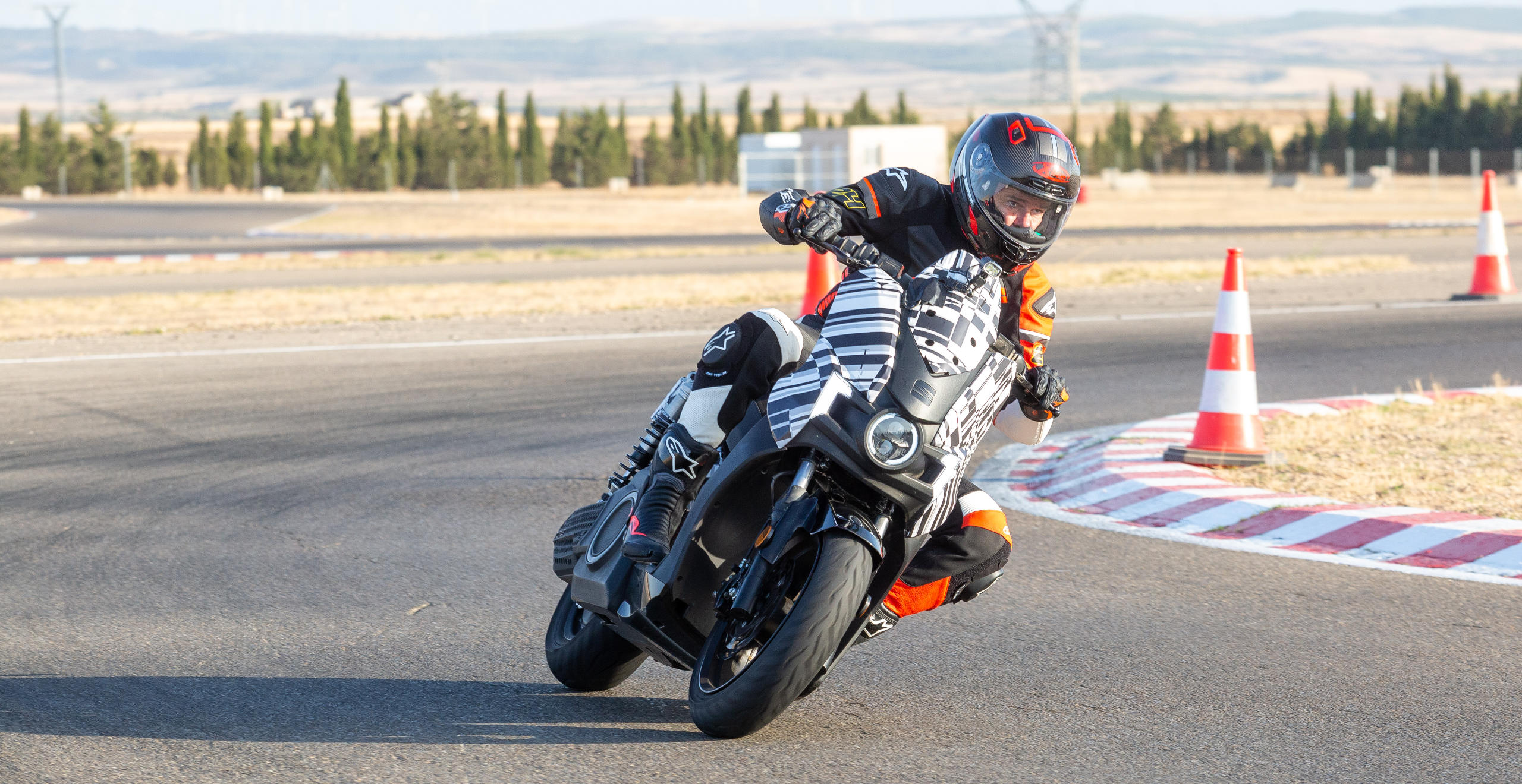 SEAT MÓ eScooter 125 autonomy electric motorcycle driving away