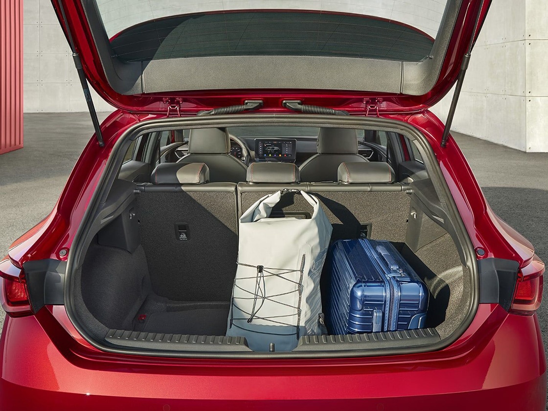 Gli interni della Seat Leon presentano ampie possibilità di stoccaggio, tra cui un pianale variabile con vani bagagli/di carico, disponibile nei modelli a cinque porte.