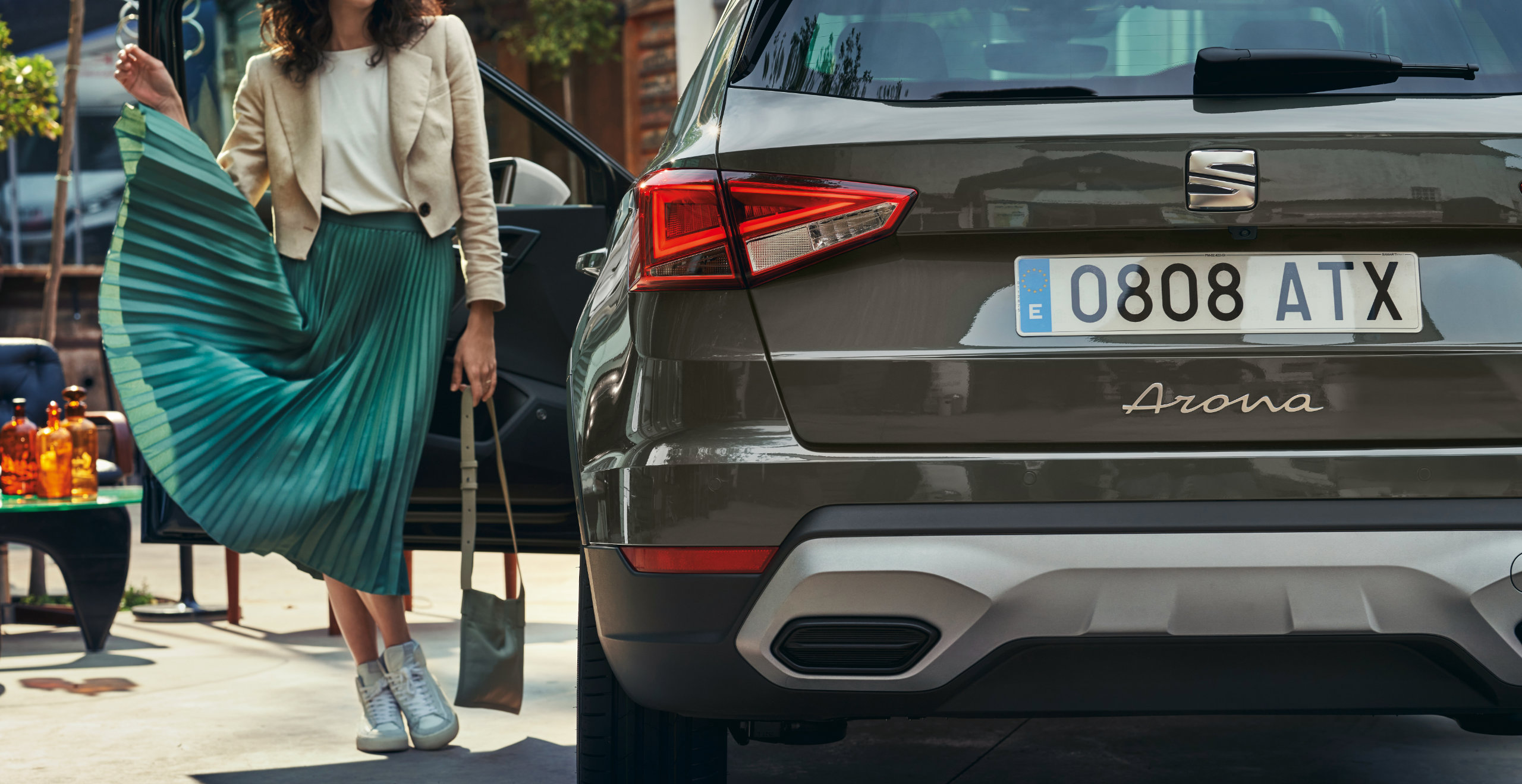 Servizi e manutenzione per vetture nuove SEAT – due persone guardano il panorama sdraiate su una vetta di montagna