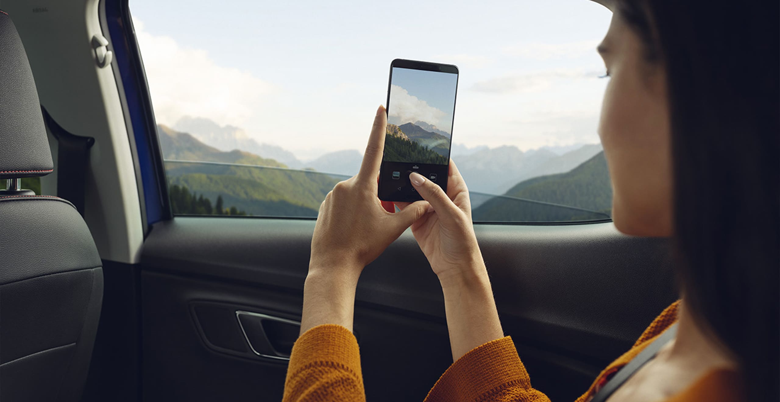 Servizi SEAT per vetture nuove – vista posteriore di un SUV crossover SEAT Arona parcheggiato in un deserto con un profilo di donna