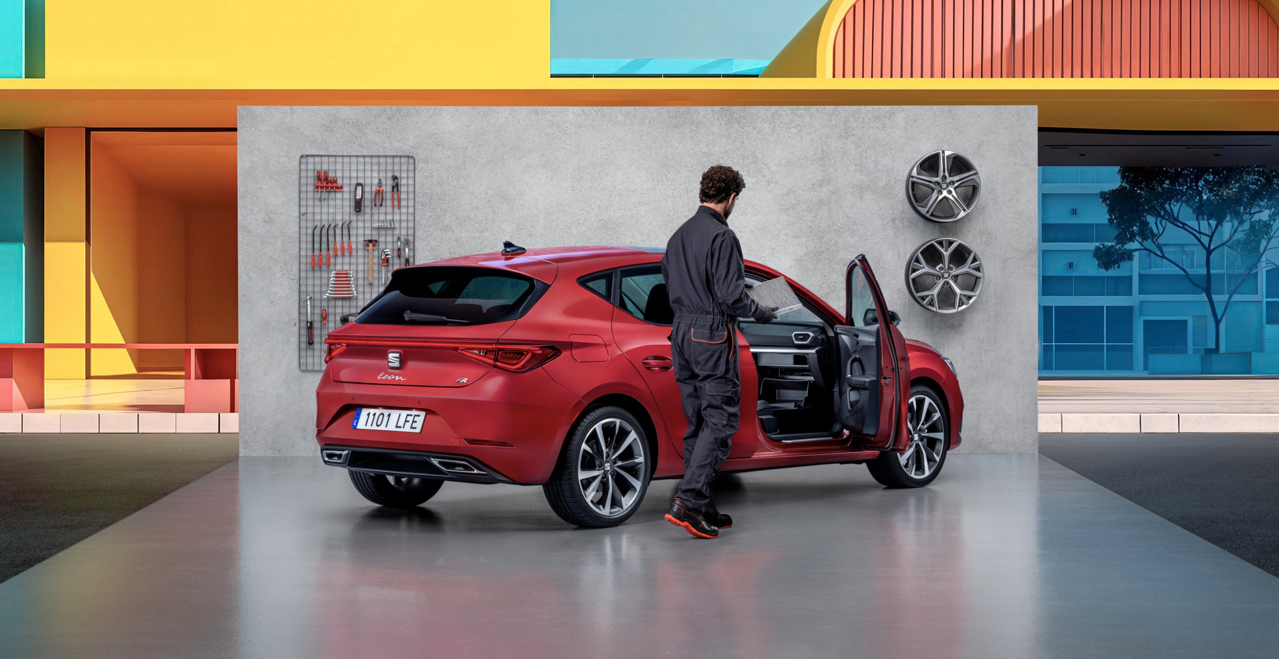 Servizi e manutenzione per vetture nuove SEAT – Un ragazzo con un sasso in mano davanti a una SEAT Leon