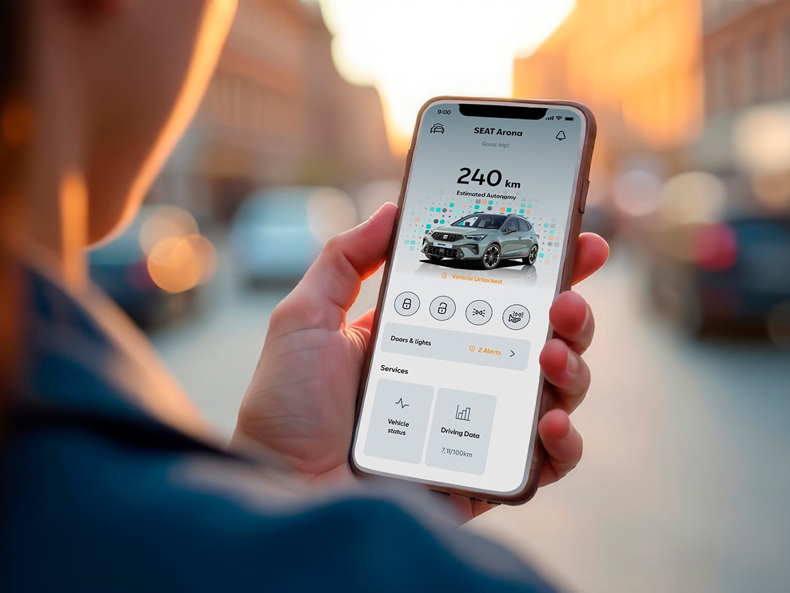 Una persona tiene in mano il proprio smartphone e utilizza l'app My SEAT.