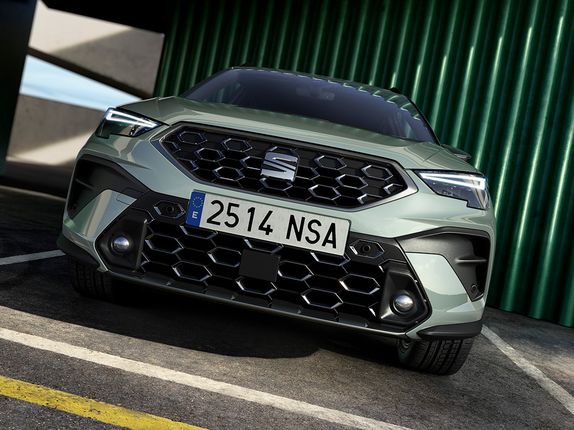 Dettagli del paraurti anteriore di una SEAT Arona 2025.