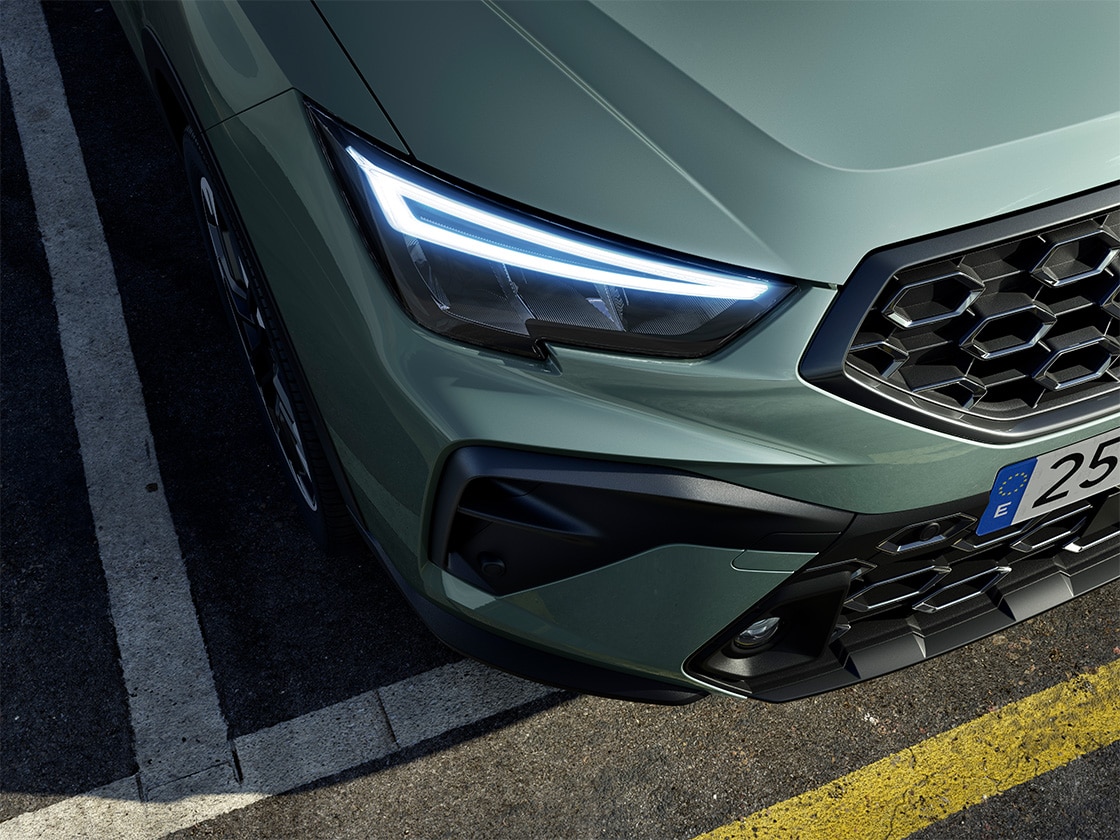 Primo piano del faro SEAT Arona con luci full led.