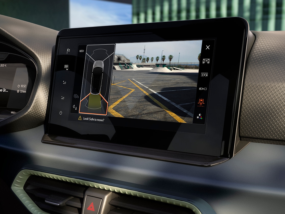 SEAT Arona Vision Pack per migliorare la visibilità e l'assistenza. La telecamera posteriore mostra il touchscreen dall'interno dell'auto.