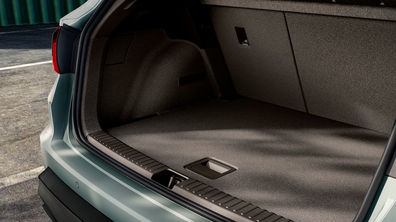 Vista parziale degli interni che mostra alcuni dettagli e lo specchietto retrovisore laterale destro