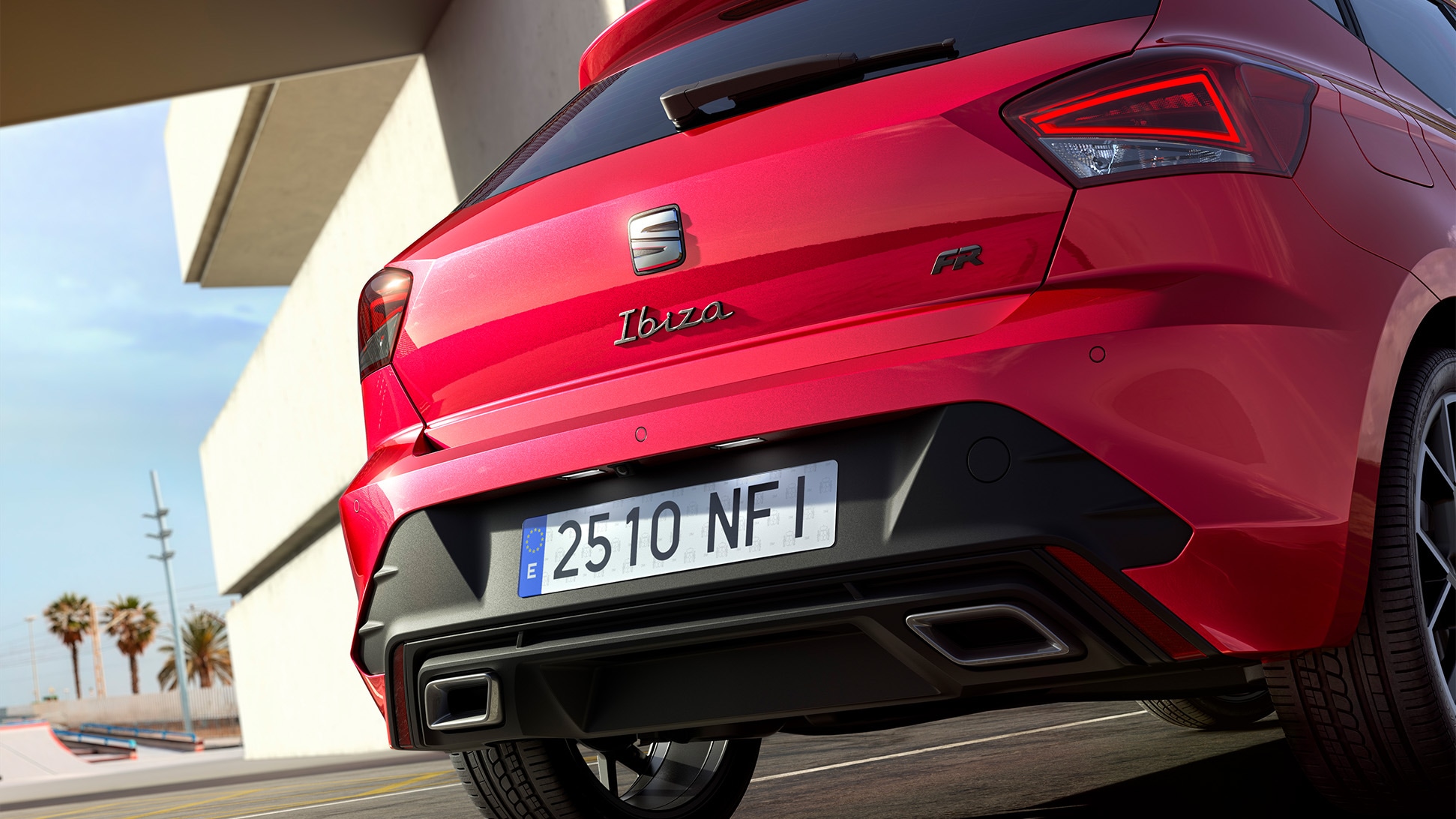 Vista posteriore di una SEAT Ibiza rossa, parcheggiata all'aperto.