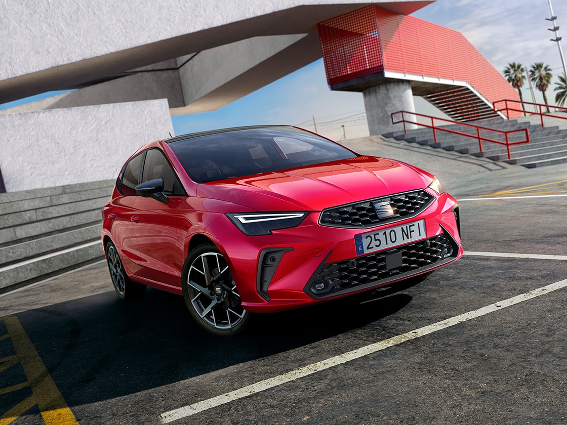 Vista laterale di SEAT Ibiza nell'allestimento fr parcheggiata all'aperto