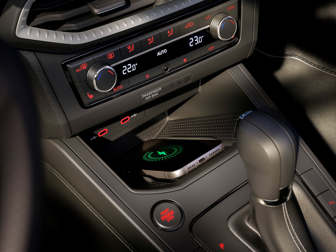 Vista interna di SEAT Ibiza che include anche la tecnologia avanzata, come il connectivity box controllato dalla consolle centrale