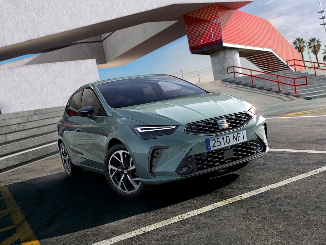 Vista laterale dell'allestimento di Seat Ibiza parcheggiato all'aperto