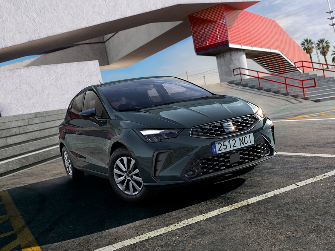 Vista laterale dell'allestimento di SEAT Ibiza parcheggiato all'aperto