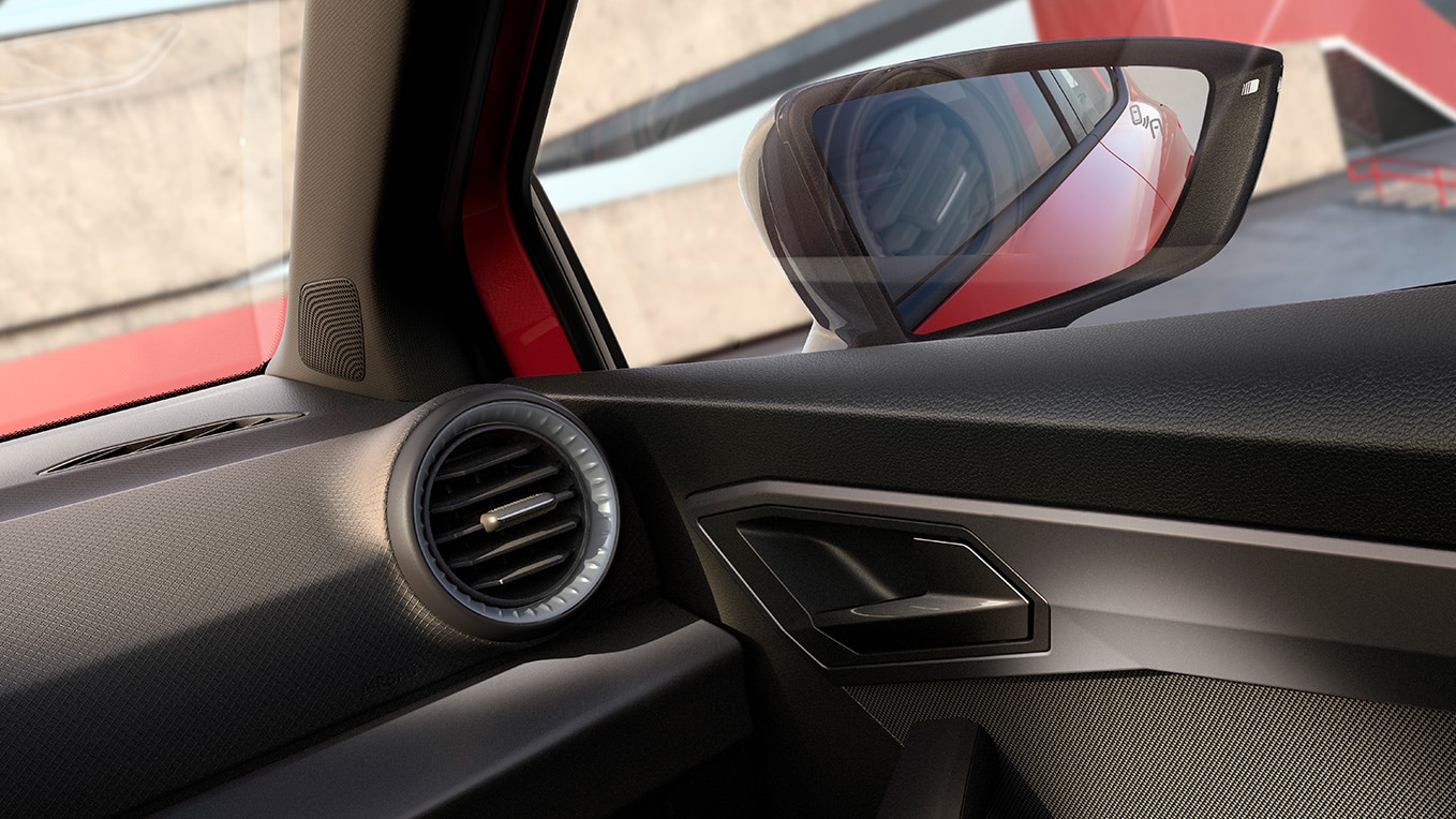 : Vista interna parziale che mostra alcuni dettagli e lo specchietto laterale destro.