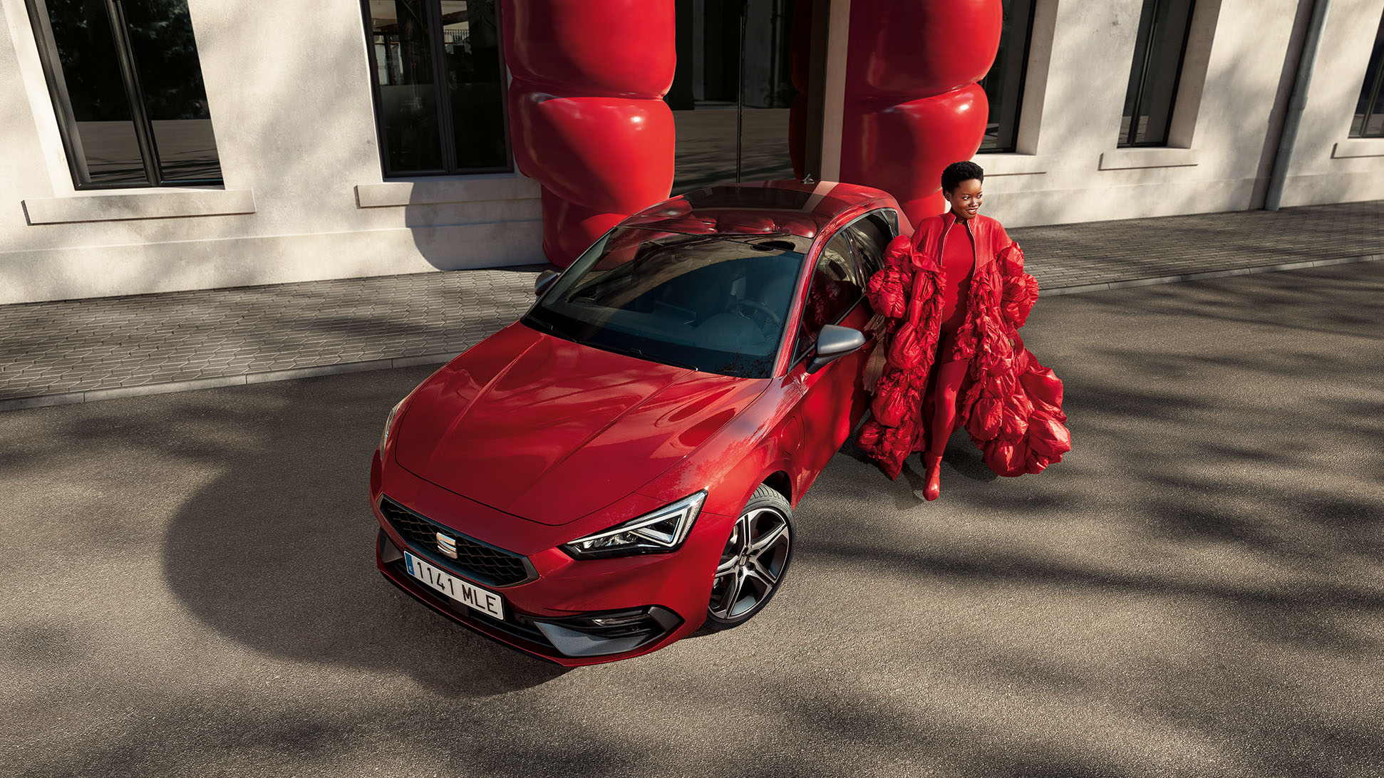 Livelli di allestimento SEAT Leon che mostrano vetri posteriori oscurati, sedili sportivi e funzionalità intelligenti come Apple CarPlay e Android Auto.