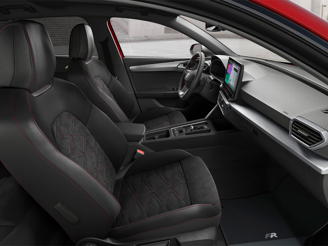Vista degli interni della SEAT Leon che mostra i sedili sportivi in Dinamica®, pensati per garantire il massimo supporto e un'esperienza di guida sportiva e raffinata.