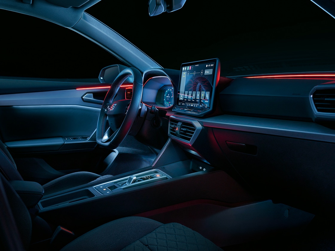 L’illuminazione ambiente a LED avvolgente nella due volumi Seat Leon conferisce un design accattivante e funzioni di sicurezza, come avvisi per portiere aperte o angoli ciechi.