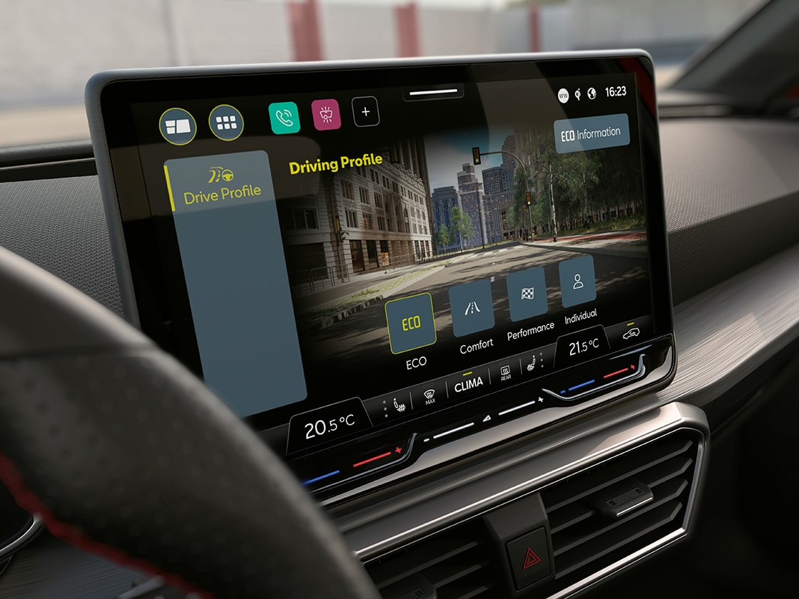 Il sistema del profilo di guida viene visualizzato su un touchscreen da 8 pollici nella SEAT Leon, parte del Dynamic & Comfort Pack, che include lo sterzo progressivo.