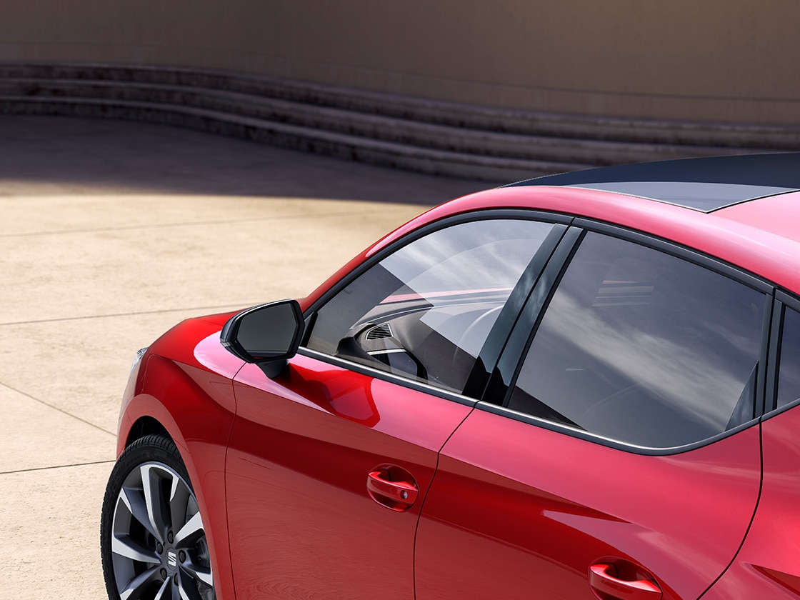 Emergency Assist nella due volumi Seat Leon rossa, che offre il livello di sicurezza tipico delle migliori auto nuove. Il valore offerto da questa tecnologia è impressionante.