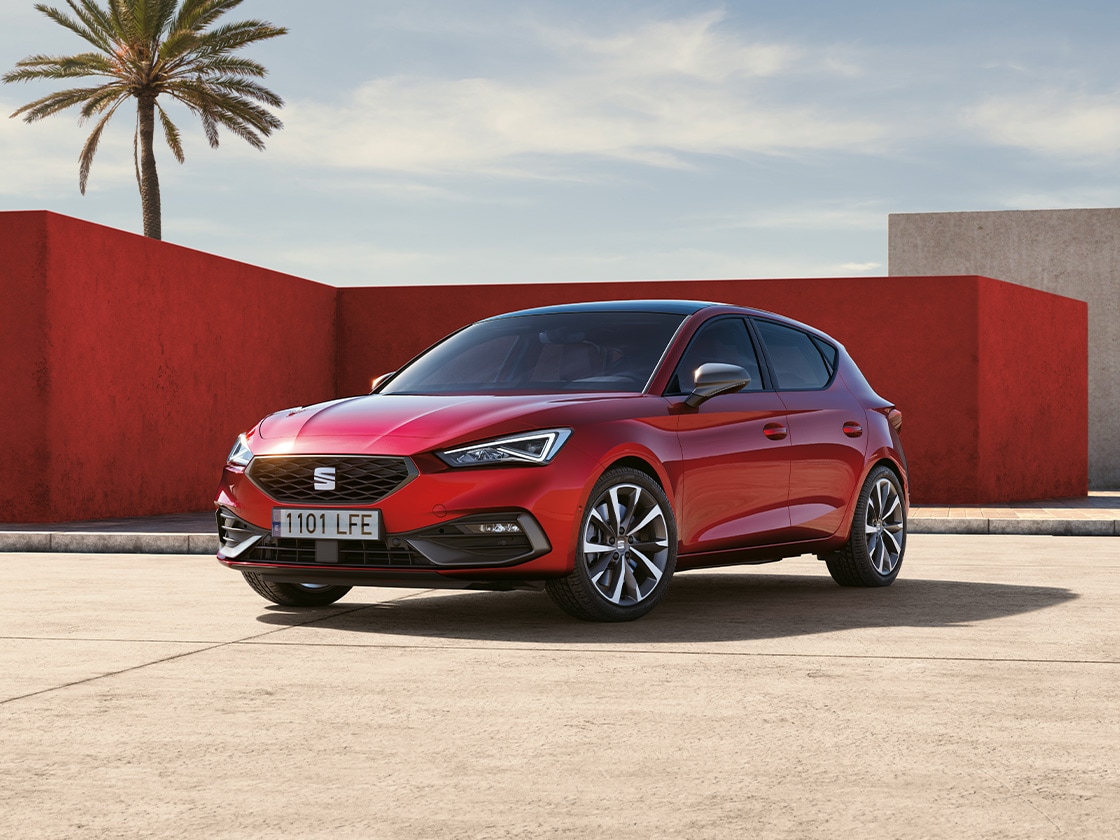Black roof spoiler on the seat leon fr trim black pack edition, to improve aerodynamics.
