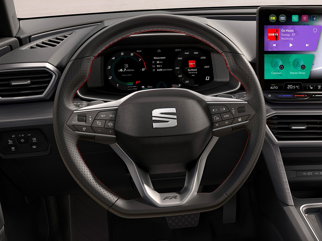 Interno di una Seat Leon con vista completa del volante riscaldabile, parte del Winter Pack, che comprende anche i sedili anteriori riscaldabili.