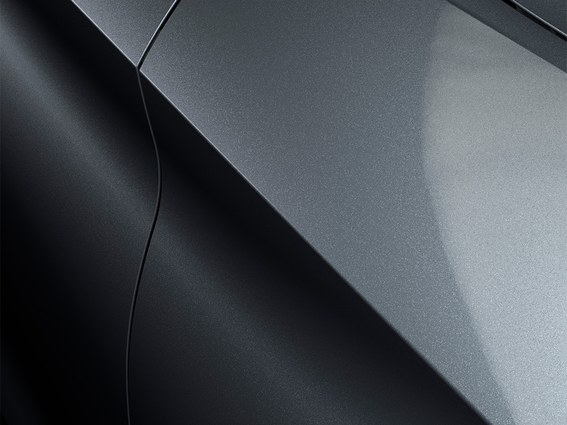 Seat Leon in Grigio magnetico con finitura metallizzata, in primo piano.