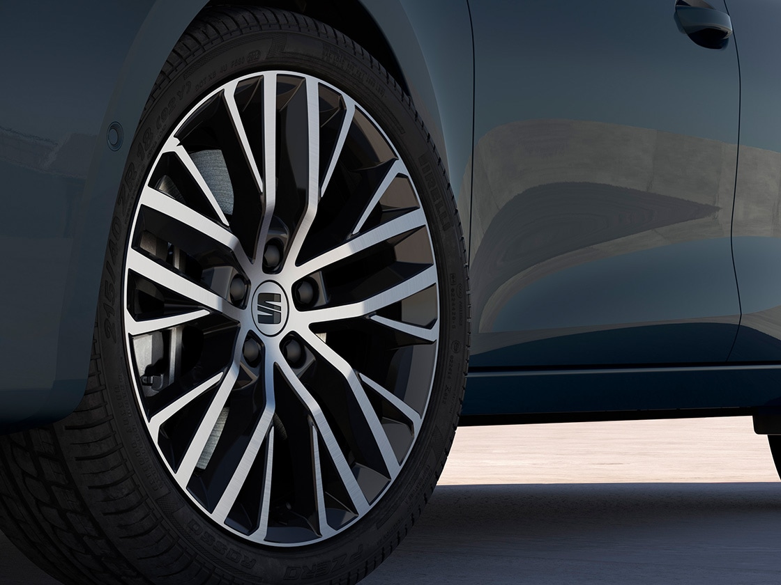 Cerchi in lega Performance Machined da 18 pollici Nuclear Grey con linee spigolose.