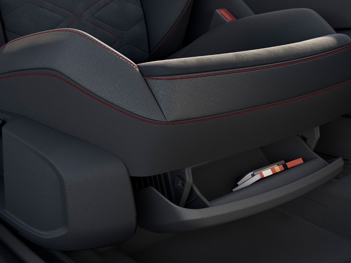 Gli interni della Seat Leon presentano ampie possibilità di stoccaggio, tra cui un pianale variabile con vani bagagli/di carico, disponibile nei modelli a cinque porte.