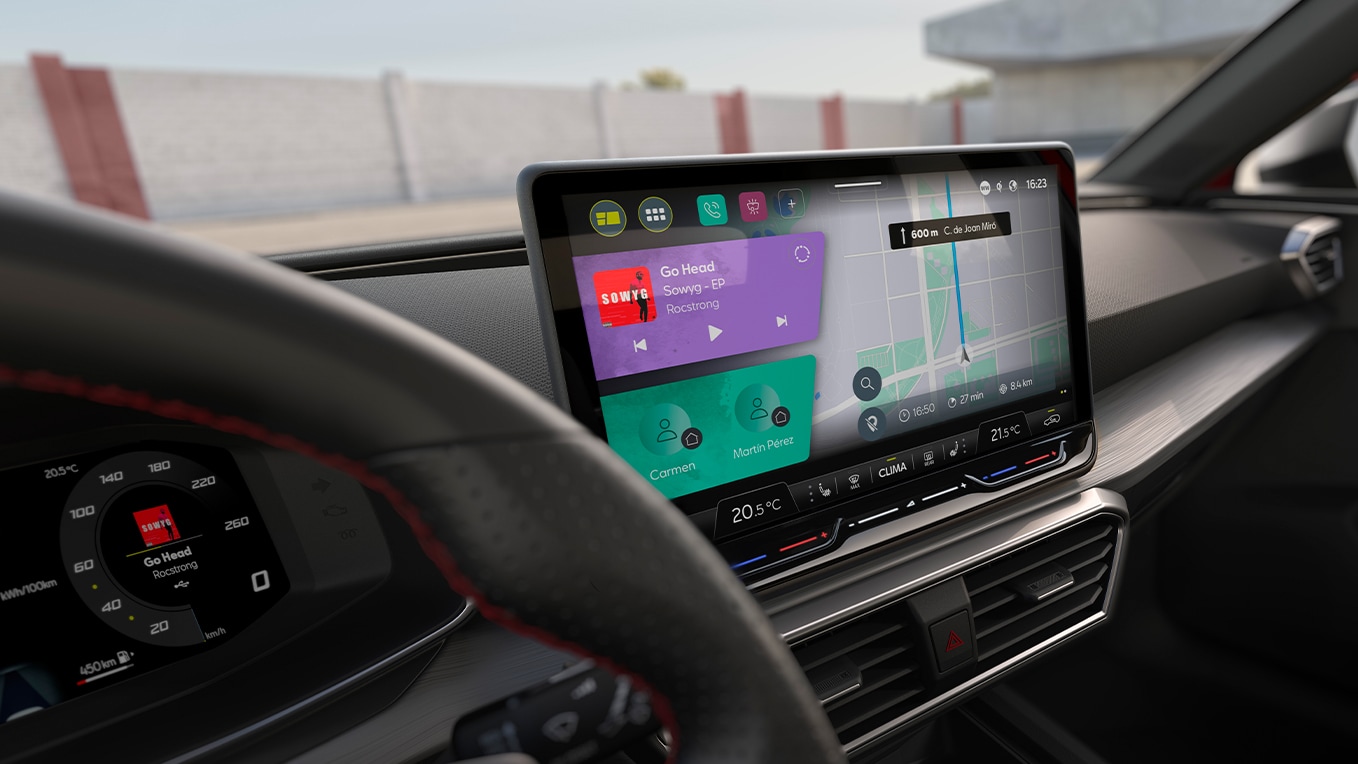 Gli interni della SEAT Leon mostrano uno scorcio dello sterzo e del cruscotto completamente dinamico con touchscreen, per un controllo totale durante la guida.