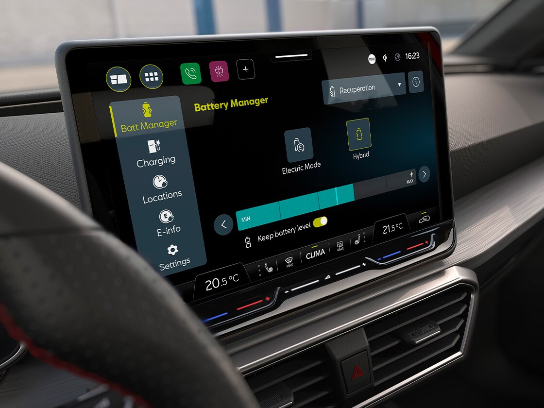 Sistema di navigazione SEAT Leon Sportstourer sul touchscreen centrale. CONNECT Plus fornisce aggiornamenti in tempo reale e connettività online per il sistema di navigazione, garantendo un’esperienza di guida fluida e senza intoppi.