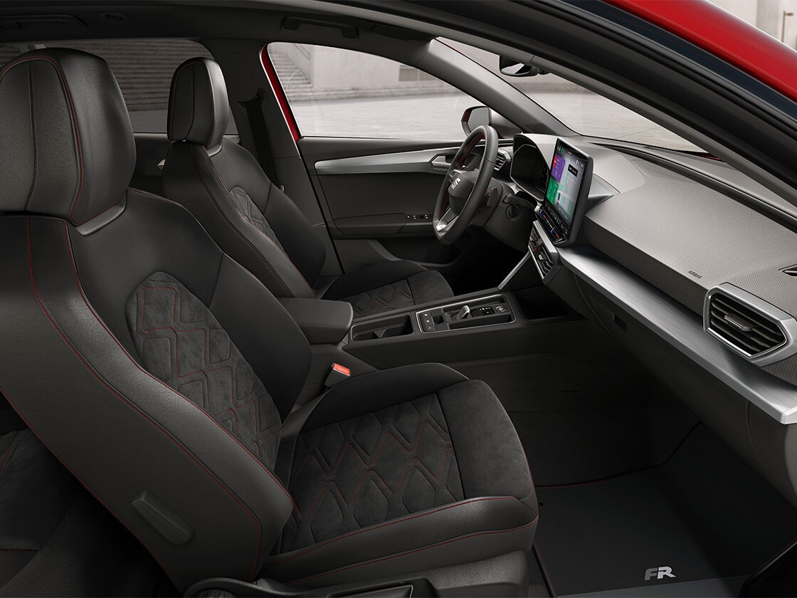 Vista degli interni di SEAT Leon Sportstourer FR che mostra i sedili Dinamica®, pensati per garantire il massimo supporto e un’esperienza di guida sportiva e raffinata.
