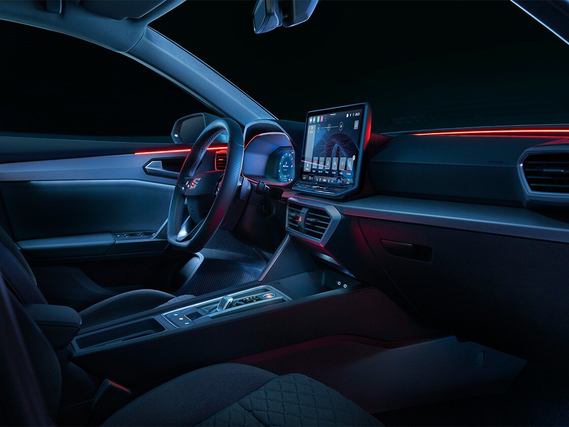 L’illuminazione ambiente a LED avvolgente nella due volumi SEAT Leon Sportstourer conferisce un design accattivante e funzioni di sicurezza, come avvisi per portiere aperte o angoli ciechi.