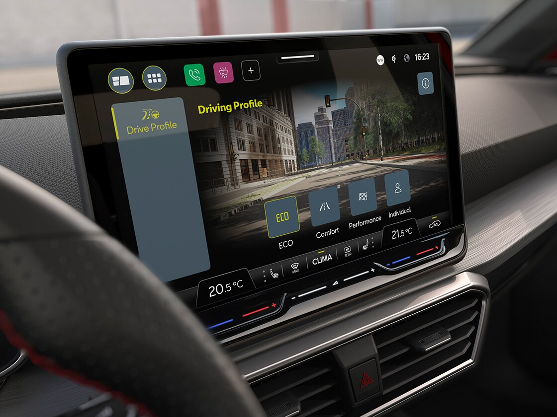 Il sistema del profilo di guida viene visualizzato su un touchscreen da 8 pollici in SEAT Leon, parte del Dynamic & Comfort Pack, che include lo sterzo progressivo.