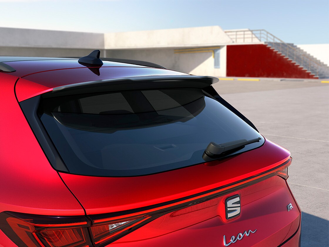 SEAT Leon rossa con spoiler al tetto sportivo, che migliora il flusso aerodinamico e le prestazioni degli allestimenti base e avanzati.