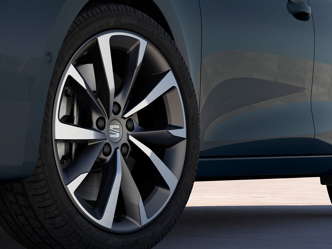 Cerchi in lega Performance Machined da 18”, dal design elegante e dai contorni netti.