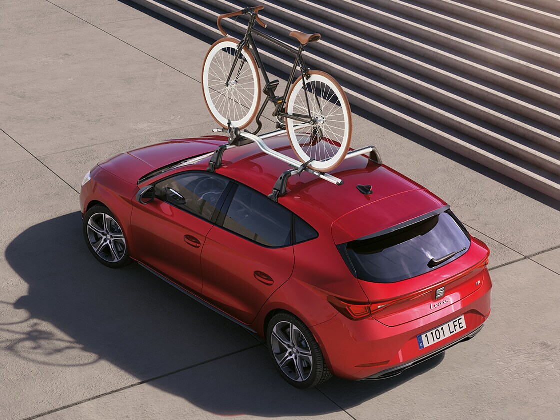 SEAT Leon rossa dotata di portabici, perfetta per trasportare il tuo mezzo a due ruote e vivere nuove avventure. Ideale per i modelli a cinque porte della gamma.
