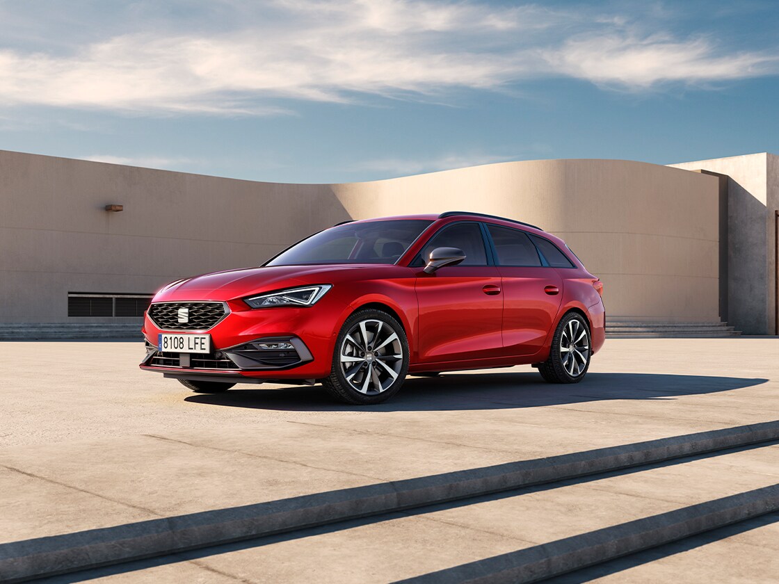 SEAT Leon Sportstourer FR con eleganti cerchi in lega e un profilo di guida accattivante. Il veicolo più esclusivo della gamma SEAT è ambientato in uno scenario esterno.