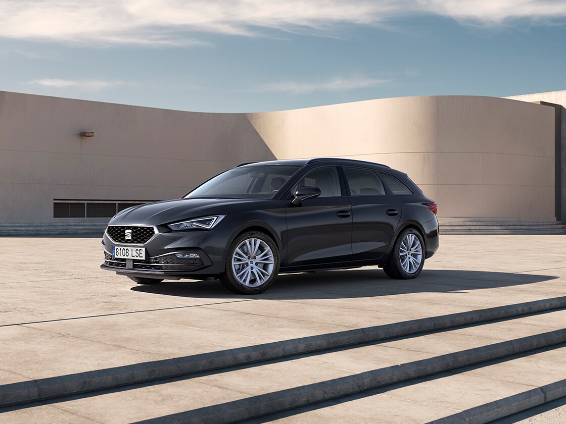 SEAT Leon Style è caratterizzata da esterni sofisticati, eleganti cerchi in lega e vetri posteriori oscurati. Concepita per offrire comfort ed eleganza, rappresenta una delle migliori opzioni tra le auto in vendita.