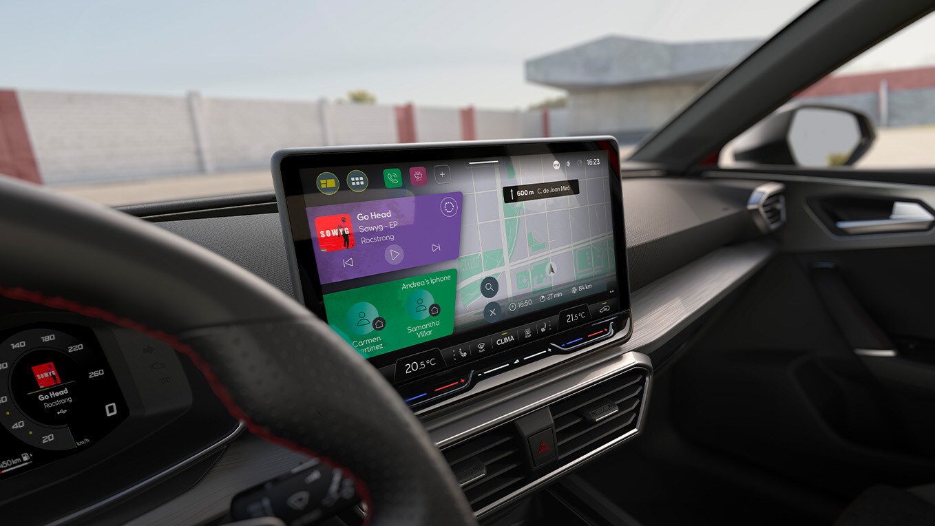 Gli interni di SEAT Leon Sportstourer mostrano uno scorcio dello sterzo e del cruscotto completamente dinamico con touchscreen, per un controllo totale durante la guida.