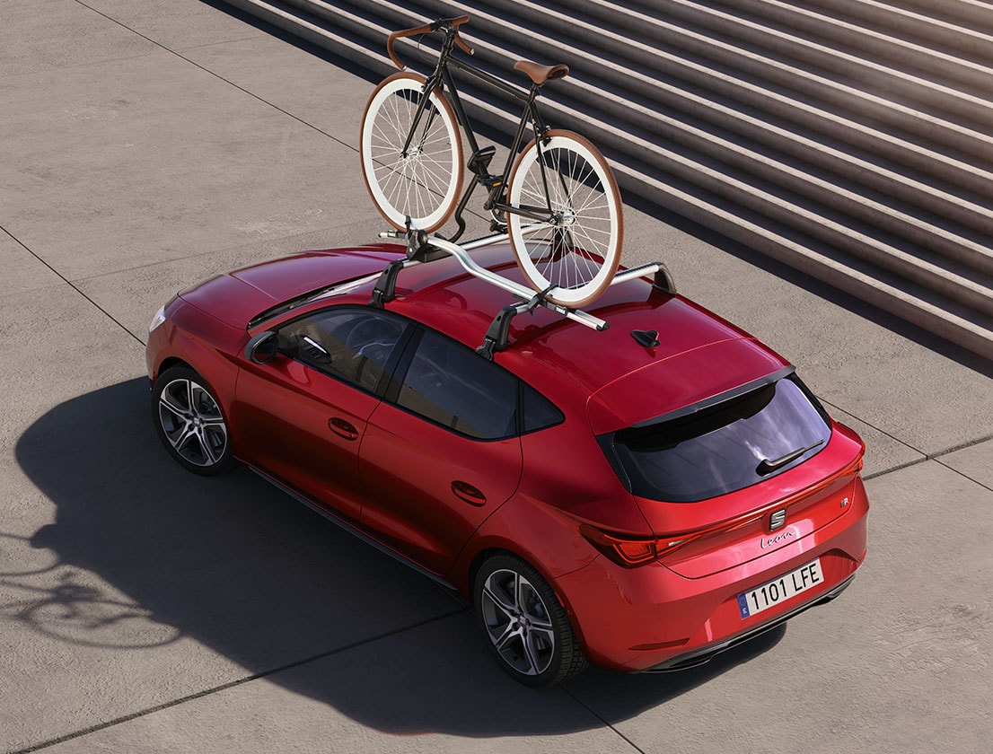 Seat Leon rossa dotata di portabici, perfetta per trasportare il tuo mezzo a due ruote e vivere nuove avventure. Ideale per i modelli a cinque porte della gamma.