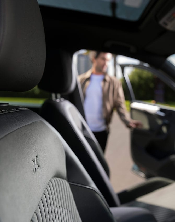 Vista dall’interno di un uomo mentre apre SEAT Tarraco XPERIENCE con i nuovi rivestimenti dei sedili 