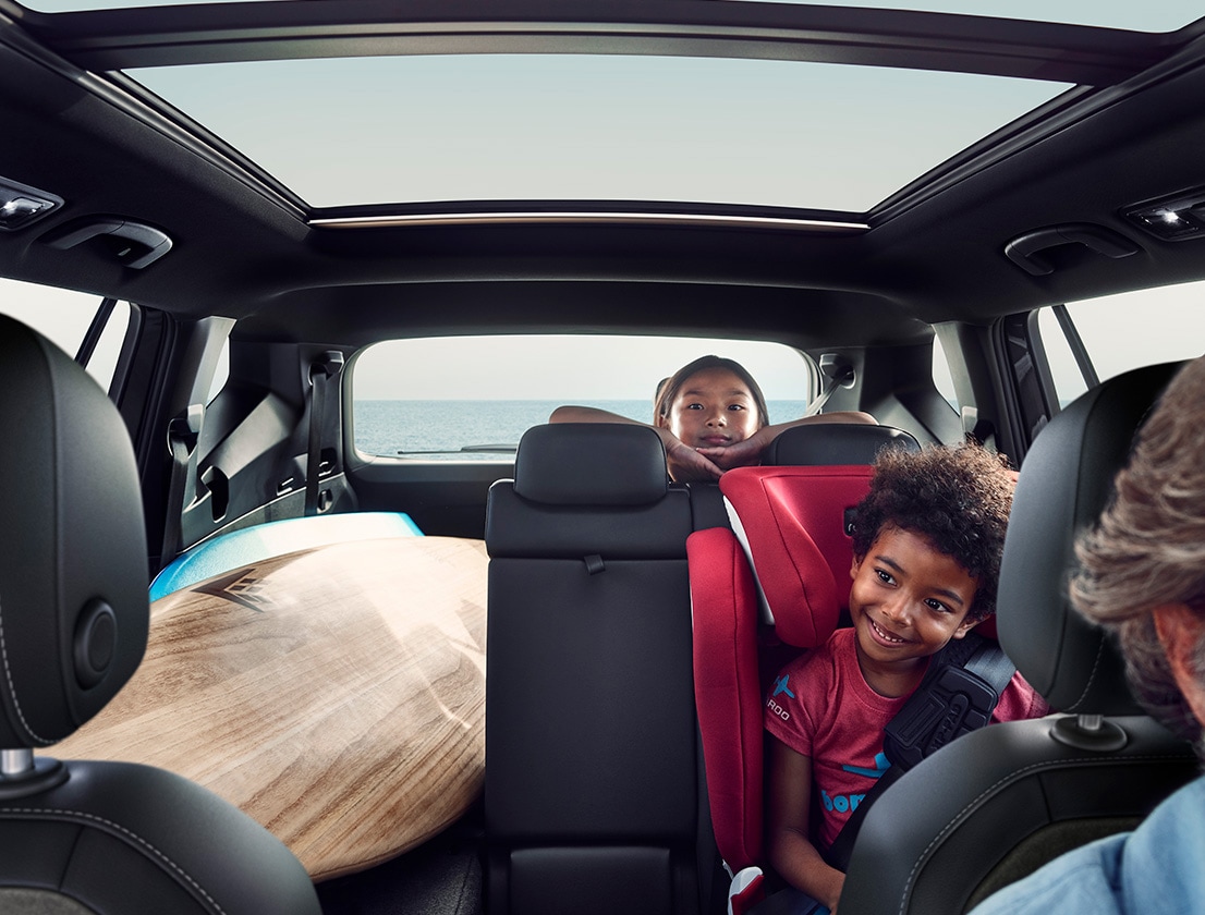 Family in the new 7 seater SEAT Tarraco XPERIENCE with sunroof