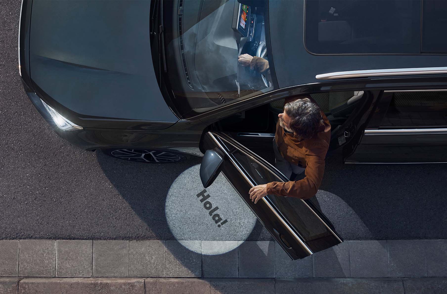 Vista dall’alto di un uomo mentre sale a bordo di SEAT Tarraco XPERIENCE