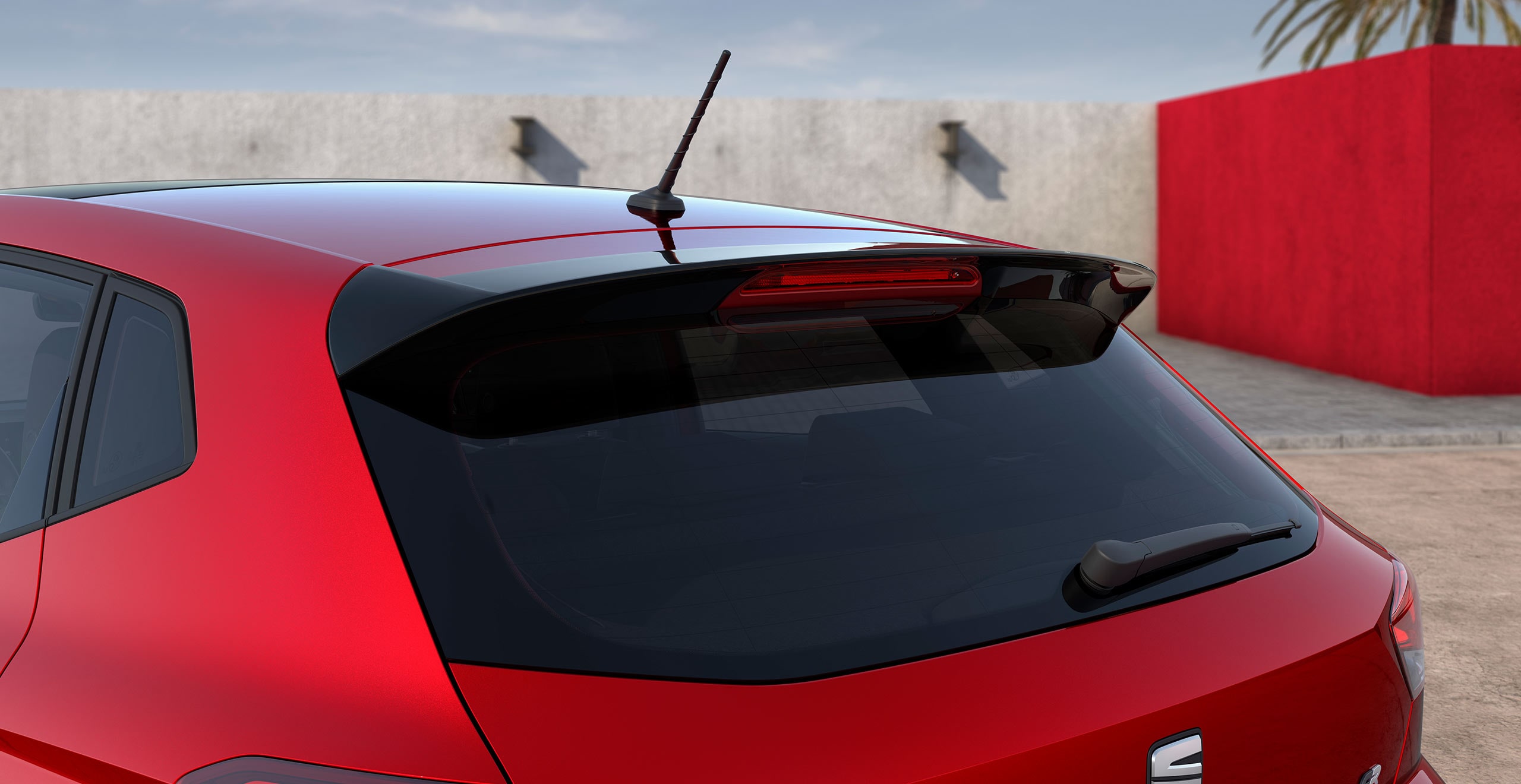 SEAT Ibiza colore desire red con uno spoiler posteriore