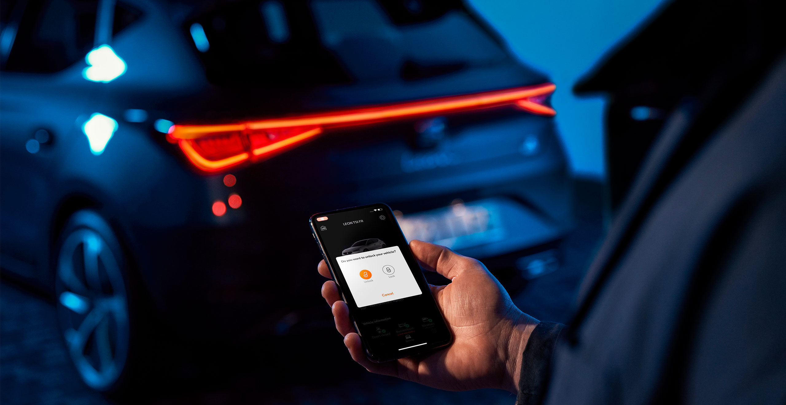 Nuova SEAT Leon Sportstourer persona con smartphone con SEAT CONNECT app