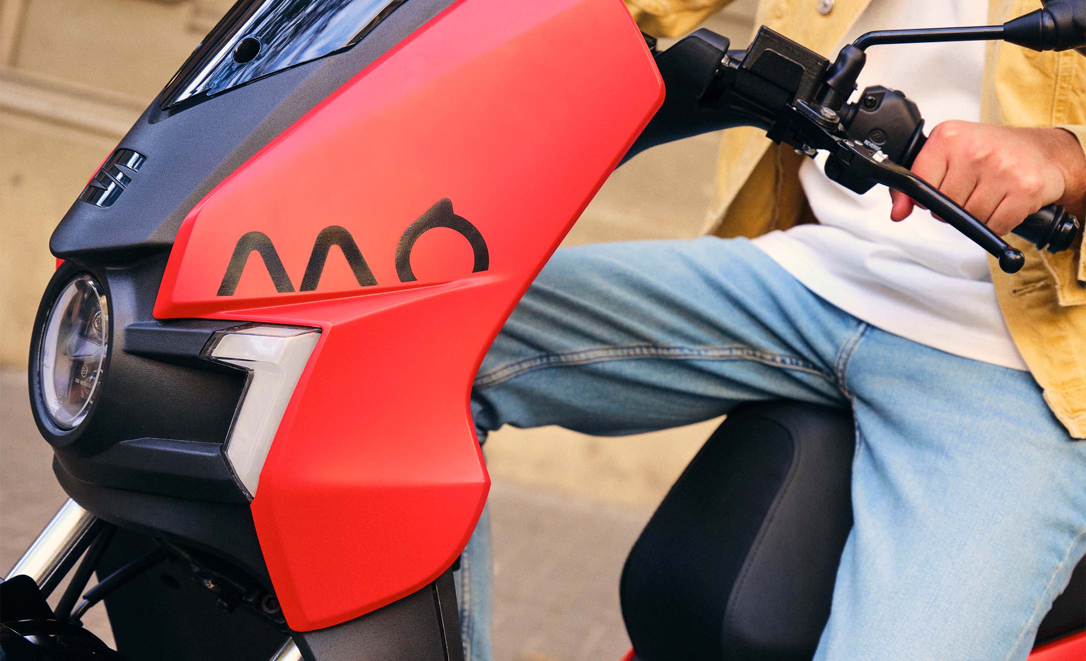SEAT MÓ eScooter 125 autonomy electric motorcycle driving away
