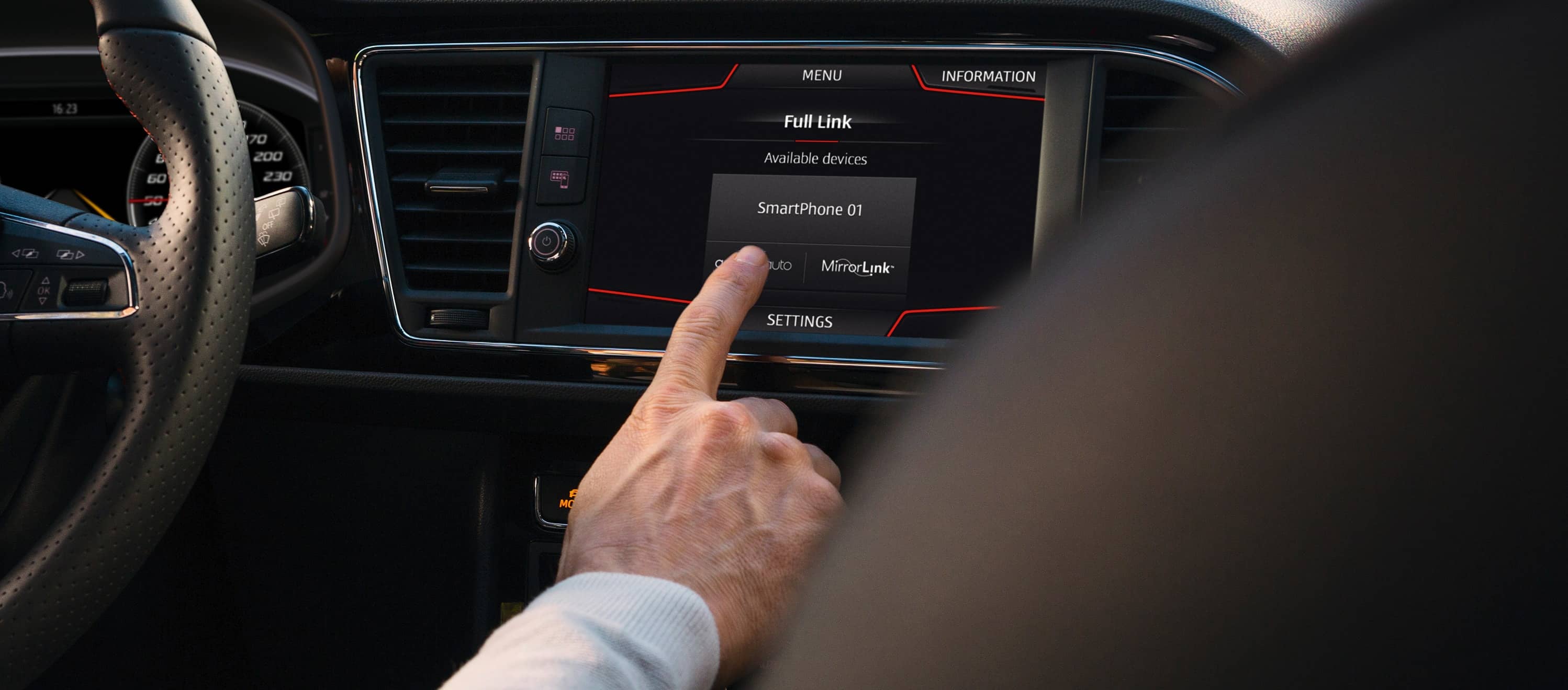 Vettura connessa con MirrorLink e smartphone. App sul cruscotto digitale